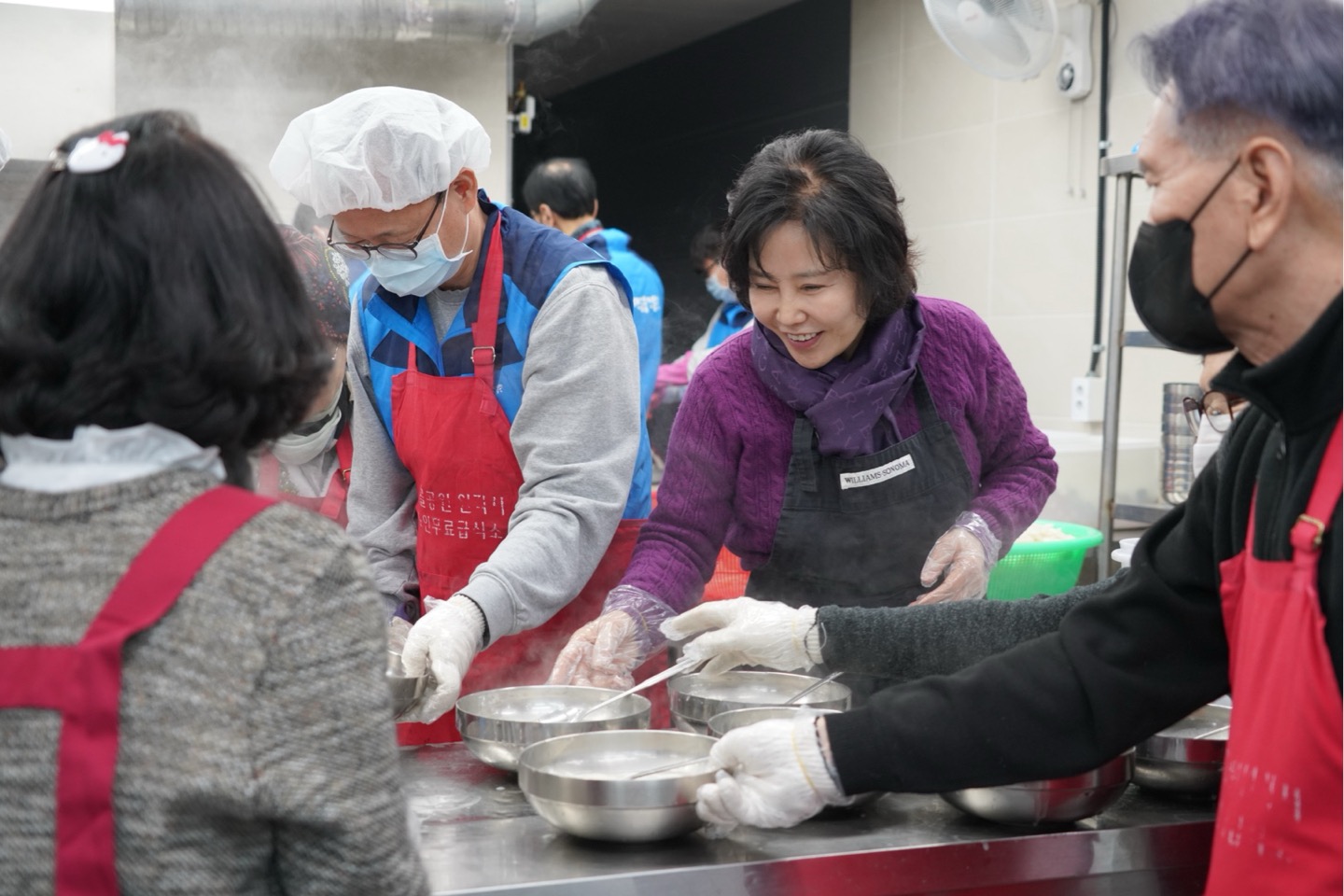 무료 급식 봉사중인 서민금융진흥원 김은경 원장님 사진